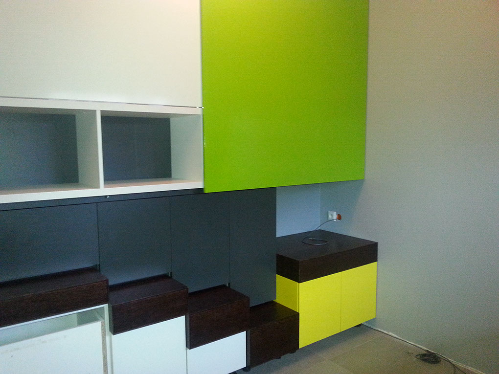 Realizacja mebli na wymiar w biurze, zielony i biały kolor współgra z ciemnymi blatami