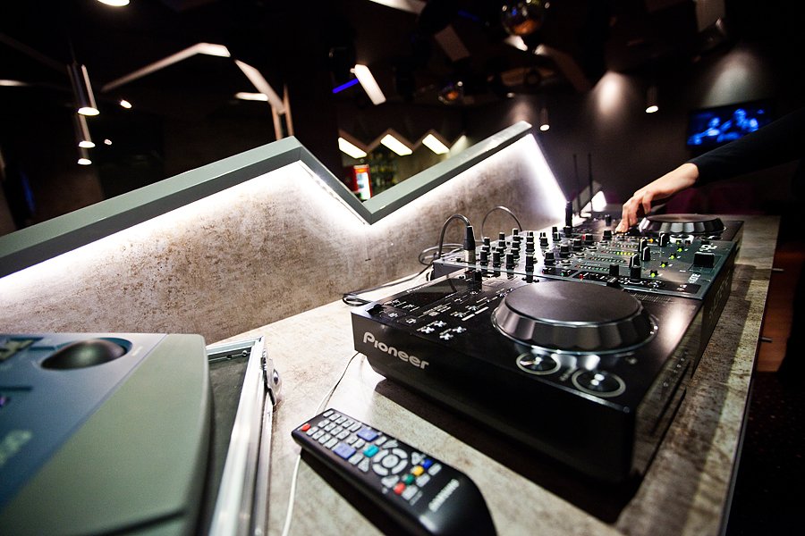 Stanowisko DJa w klubie hotelowym, podświetlony blat LED