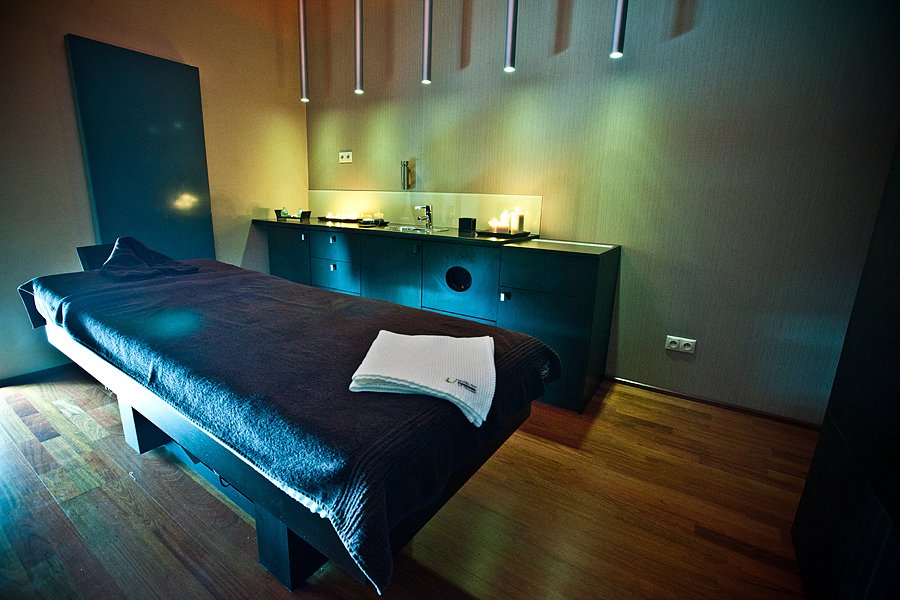 Łóżko do masażu w SPA. Wnętrze zaaranżowane przez Tucano Polska, wykonane na zamówienie