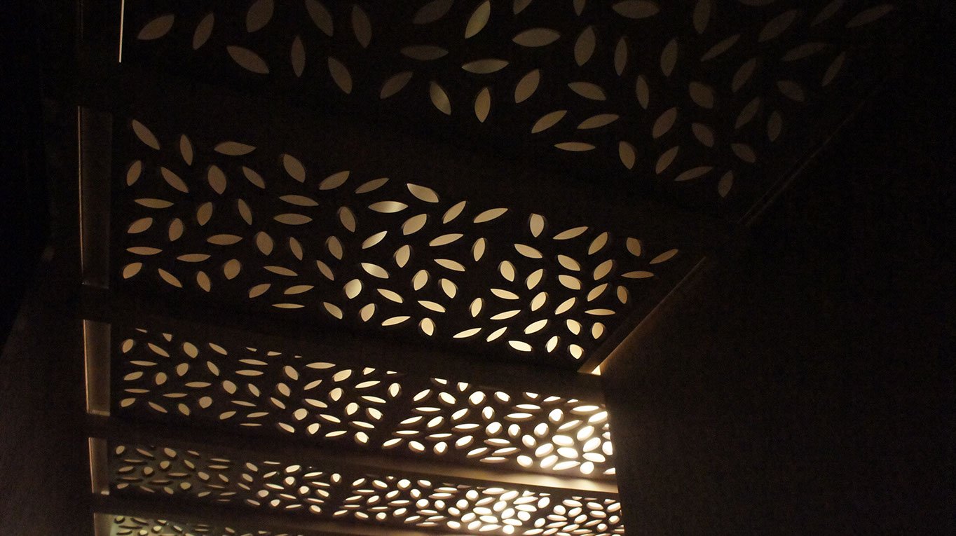 Ażurowe oświetlenie korytaza hotelowego nadające przytulny klimat hotelowi