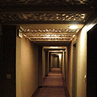 korytarze hotelowe z ażurowym podświetleniem sufitu