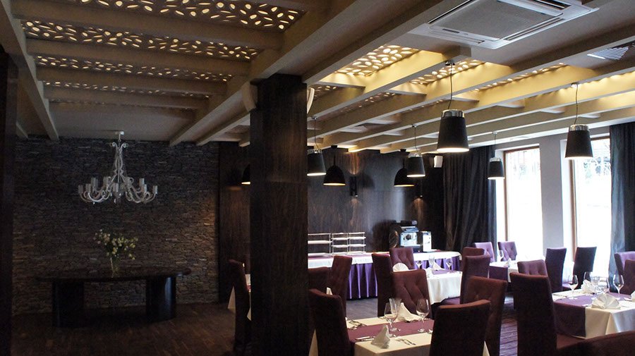 Restauracja w hotelu wykonana przerz firmę Tucano Polska, ażurowy sufit wspierający oświetlenie, meble zamówione i wykonane na wymiar