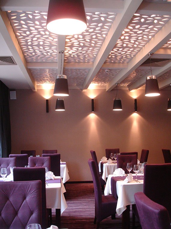 ażurowe oświetlenie sufitu w restauracji zrealizowanej dla hotelu przez firmę Tucano Polska