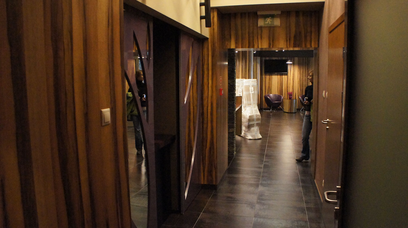 Widok na recepcję hotelową i szatnię ze strony korytarza
