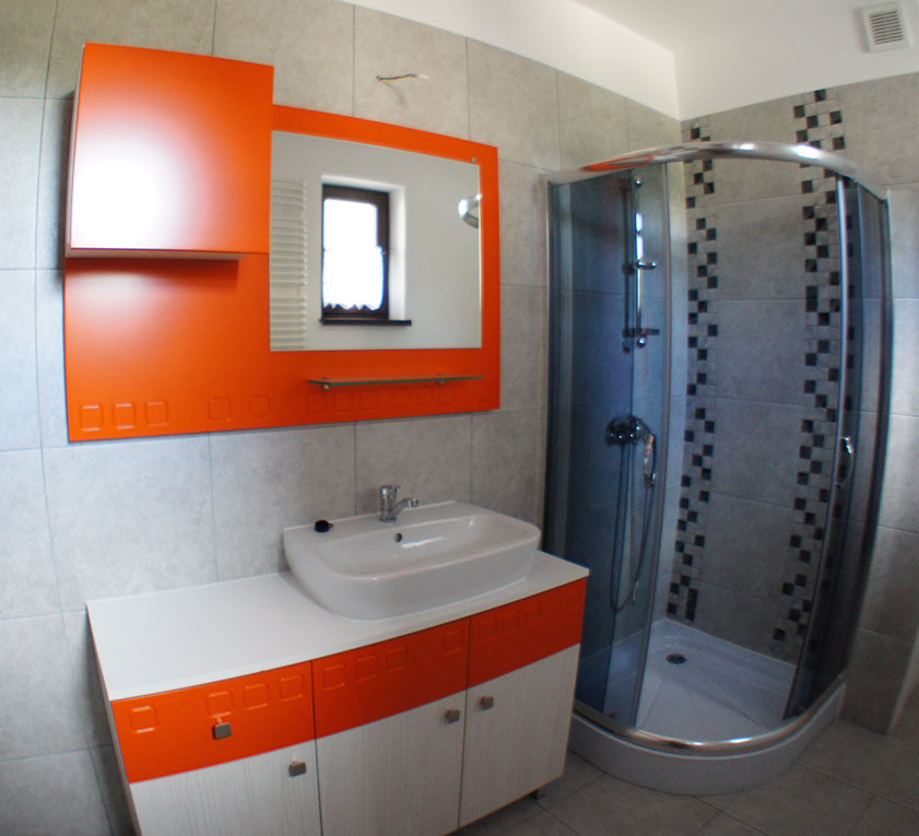 realizacja nowoczesnej łazienki z detalami pomarańczowymi