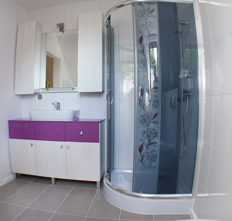 Łazienka z fioletowym akcentem, przestronna i wygodna w nowoczesnym stylu
