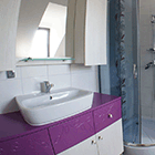 Łazienka wykonana na zamówienie z akcentami fioletowymi