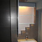 Łazienka pod schodami, dostosowana swoim stylem do nietypowych wymiarów i sufitu