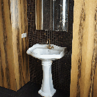 klasyczna łazienka z fornirem drewnianym