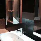 Łazienka z dużym lustrem
