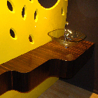 żółta łazienka z ażurowym owalnym lustrem