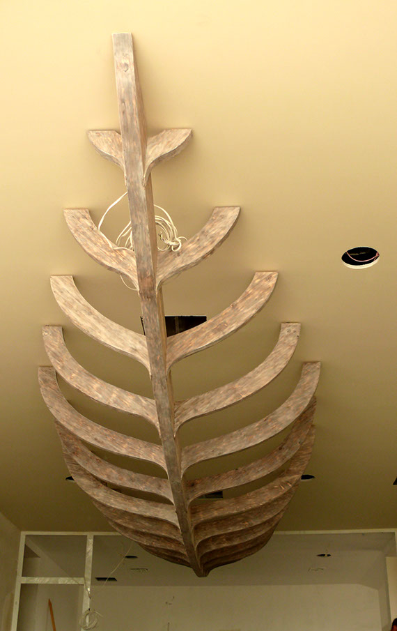 Szkielet łodzi na styl drakkarów wikingów, zamontowane do sufitu. nietypowe zlecenie zrealizowane przez firmę Tucano Polska