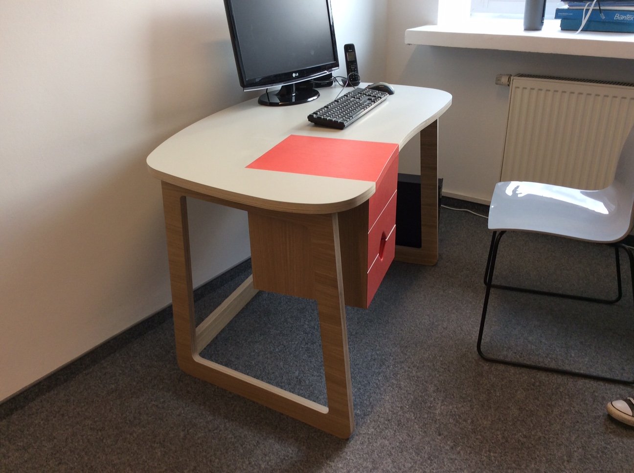 biurko o ciekawym kształcie blatu, ergonomiczny kształt pozwalający na wygodną pracę przy komputerze
