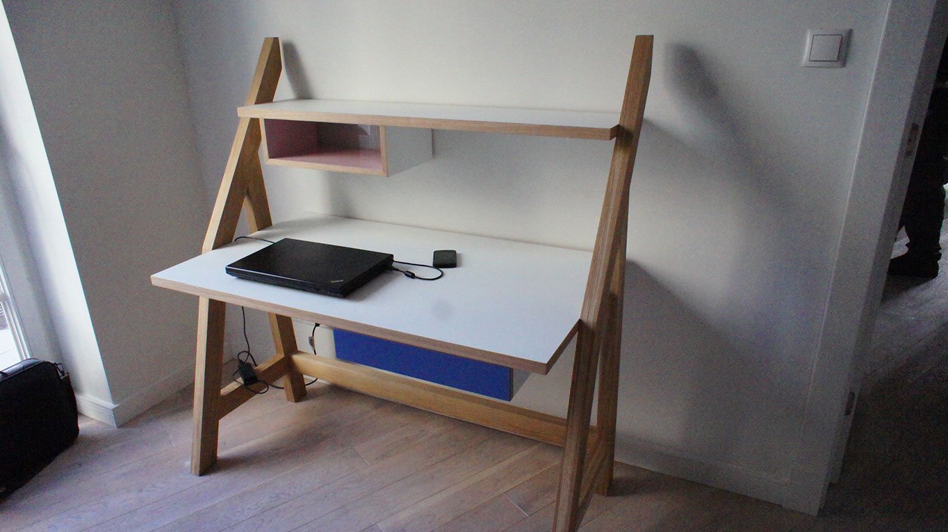 mebel na zamówienie, biurko Lambda idealny na laptop, wykonane na wymiar wraz z regałem na książki