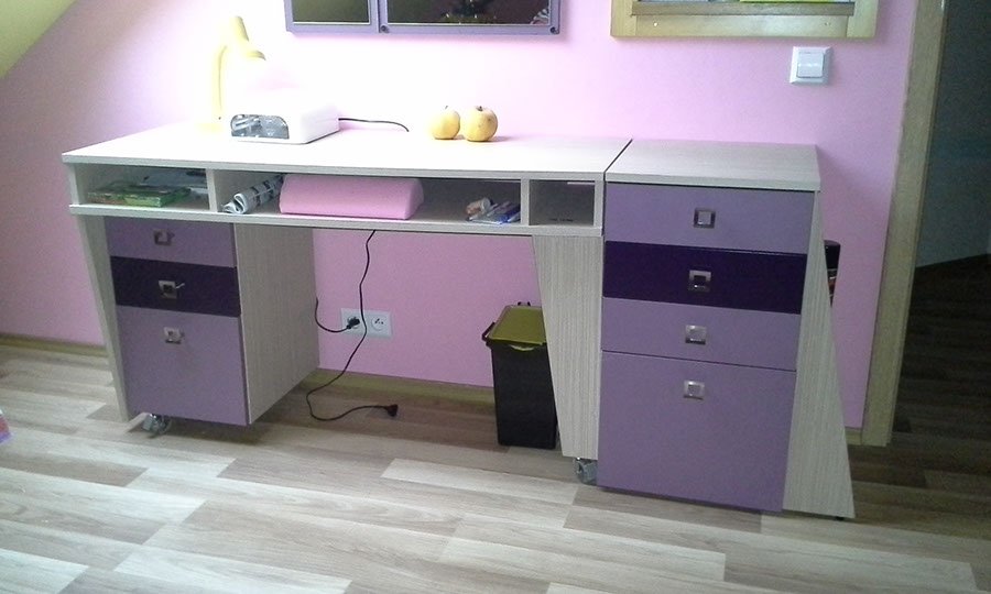 biurko wykonane podczas realizacji aranżacji wnętrza w pokoju dziecięcym na poddaszu, biały blat, fioletowe warianty szafek