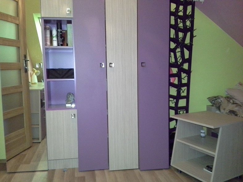 fioletowa szafa w pokoju dziecięcym, wykonany przez firmę Tucano Polska