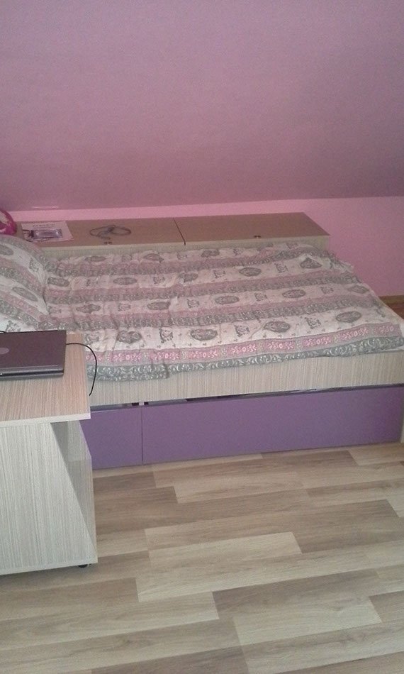 Pokój dziecięcy na poddaszu, łóżko w kolorach bladego fioletu