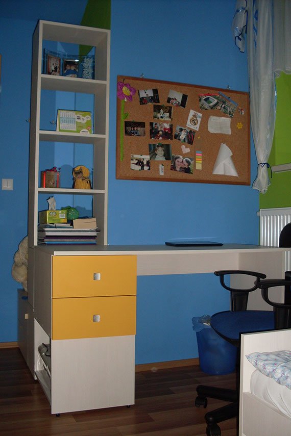 Biurko dla dziecka z wieloma miejscami do trzymania przedmiotów. Wygodny kształ z wystarczającym miejscem pod blatem