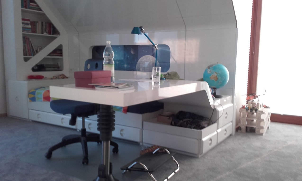 Biurko w pokoju dziecięcym stylizowanym na wnętrze statku Star Wars. nóżka biurka imitująca nogę droida. Wykonane przez firmę Tucano