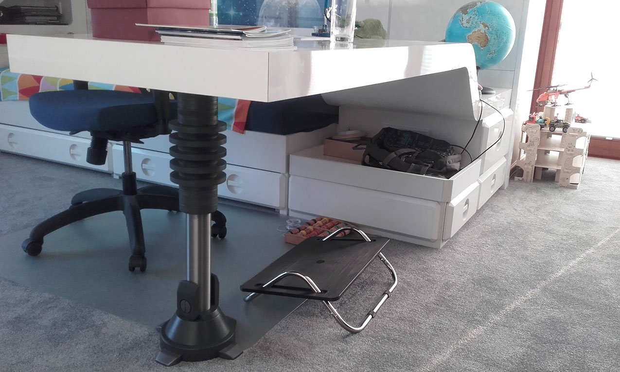 biurko Star Wars, nóżka imitująca nogę droida, wyprofilowany blat biurka schodzący łagodnie na szafkę. Meble na wymiar zrealizowane pod projekt