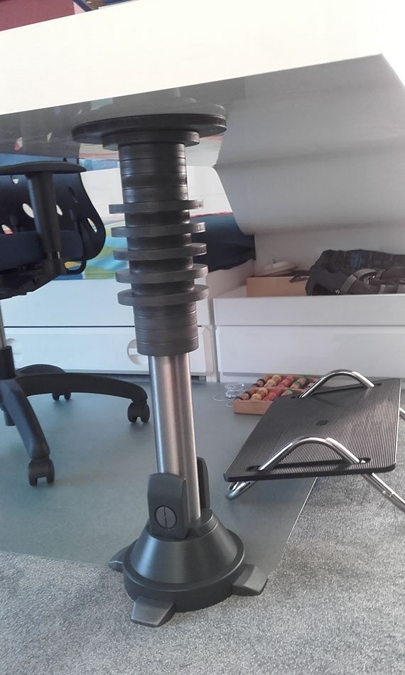Nóżka na kształt droida z Star Wars, biurko zrealizowane według planu pokoju dziecka na poddaszu