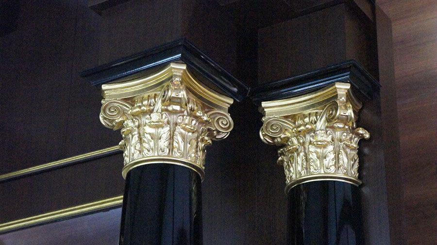 Złote detale na kolumnach w ołtarzu. Ołtarz zrealizowany na zamówienie przez Tucano Polska